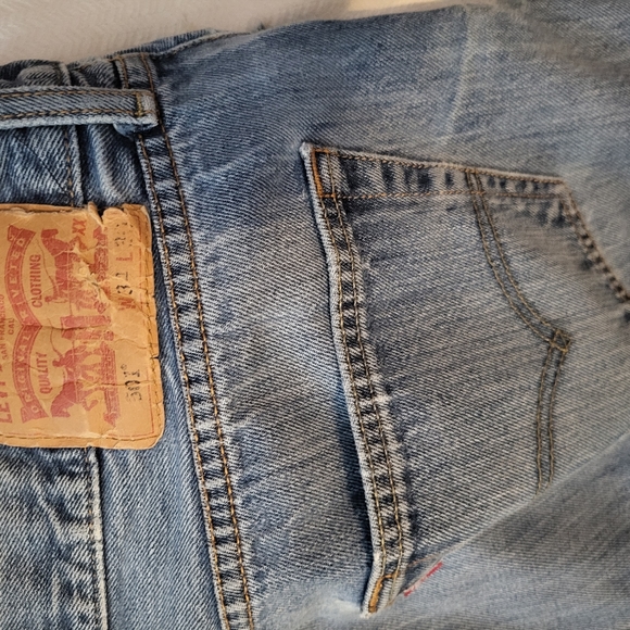 Men's Levi's button down  size 34 X 33 - Picture 4 of 4